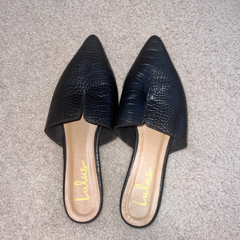 Lulu's Black Textured Mules